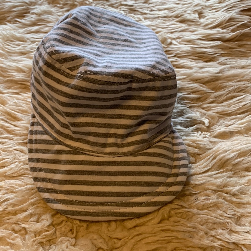 Stripe hat in gray and white in size small